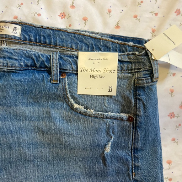 NWT- Abercrombie and Fitch- High Rise Mom Short - Size 36/22 - Picture 11 of 15